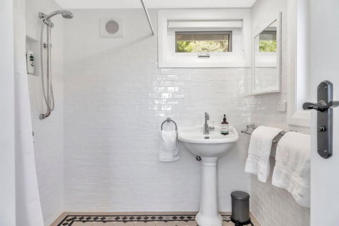 Time Out Train Station - Hotels Melbourne 3