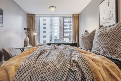 Whimsical Old World Charm In Downtown Melbourne - Hotels Melbourne 3