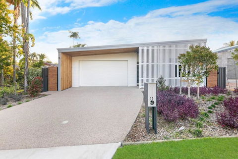 A Sumptuous Poolside Family Oasis At Gardens Villa - Hotels Melbourne 1