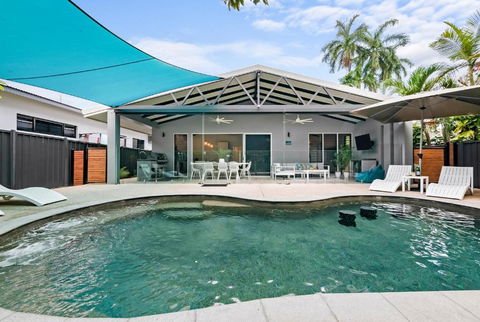 A Sumptuous Poolside Family Oasis At Gardens Villa - Hotels Melbourne 0