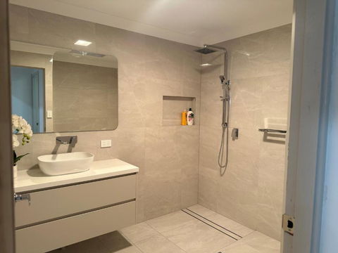 Warm, New And Affordable Room For Couples Or Single And Shared Common Space - Hotels Melbourne 1