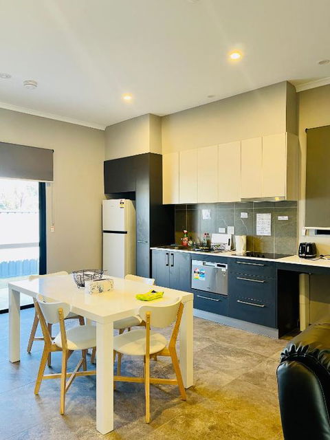 Berrimah Cozy Retreat - Hotels Melbourne 1