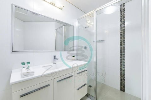 Zen On Stuart: 3-BR Penthouse Pad + Pool + BBQ - Hotels Melbourne 2